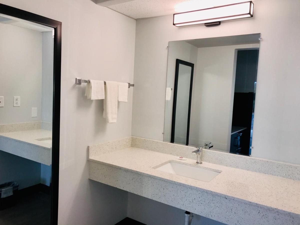 Studio 6 Dublin, Ga Luaran gambar