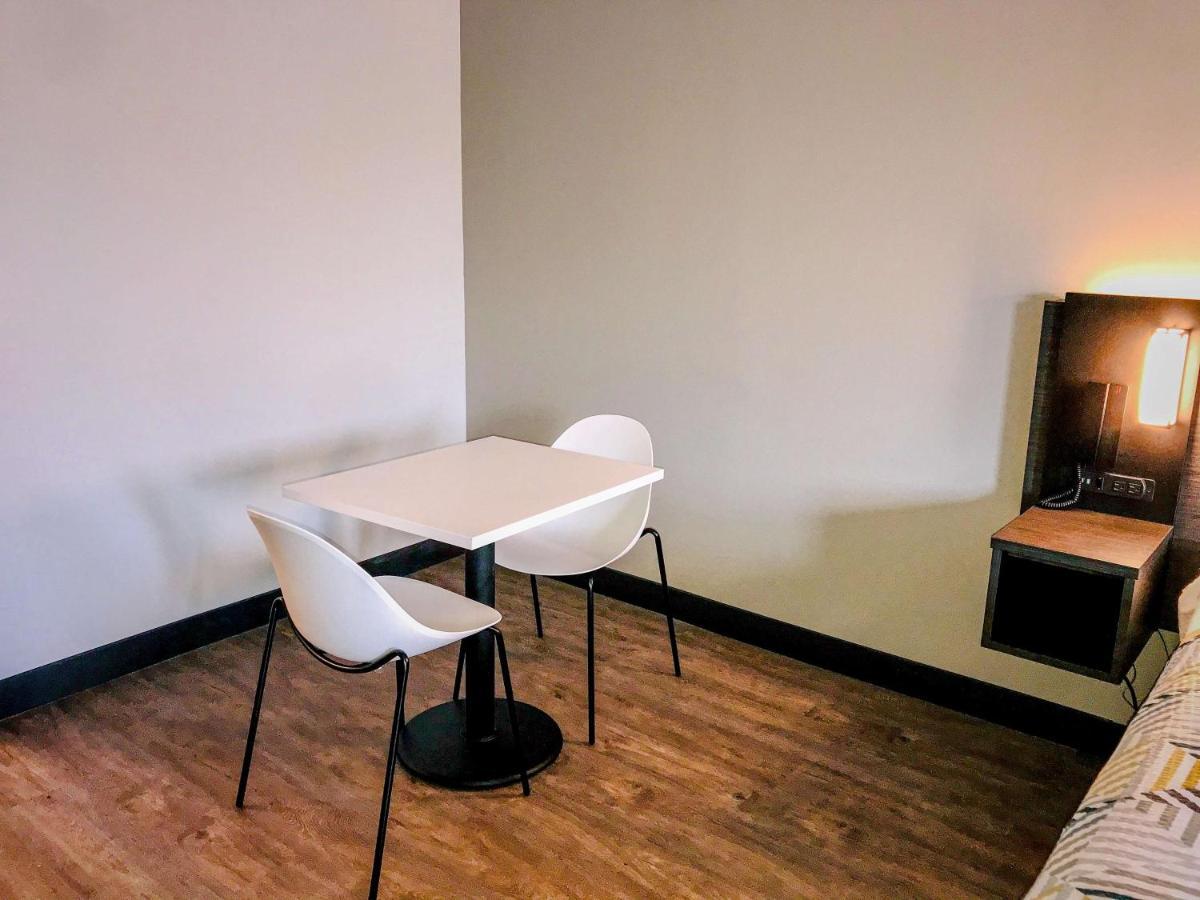 Studio 6 Dublin, Ga Luaran gambar